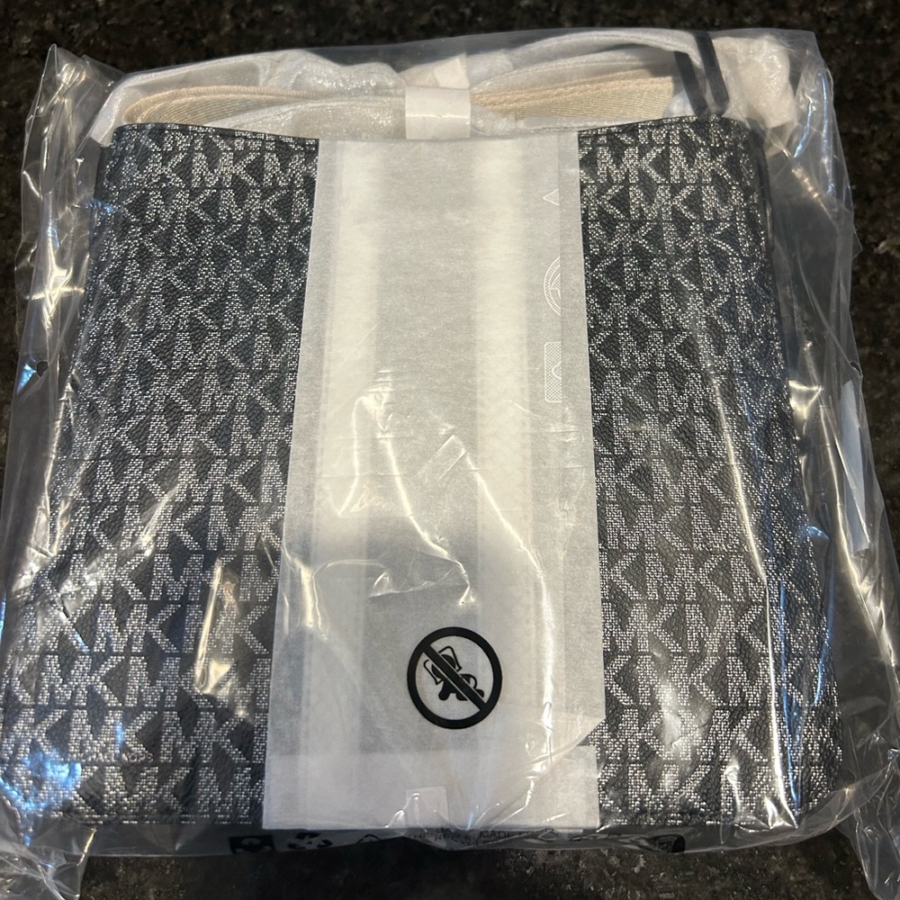 Michael kors jet set travel bag black and silver